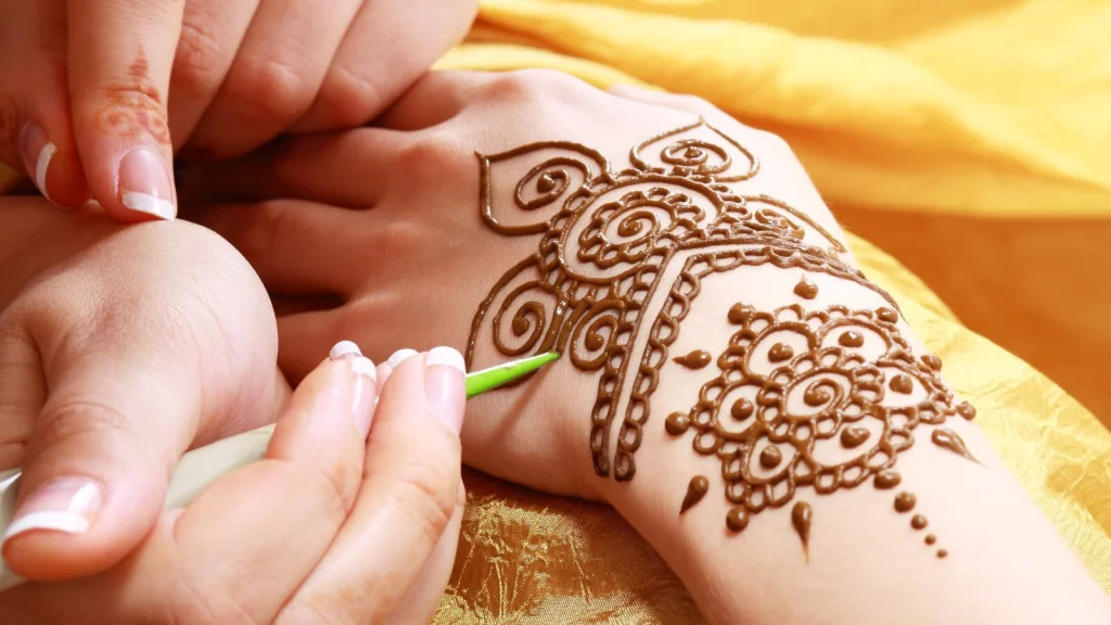 Know how the aroma and color of henna can boost your mental health!