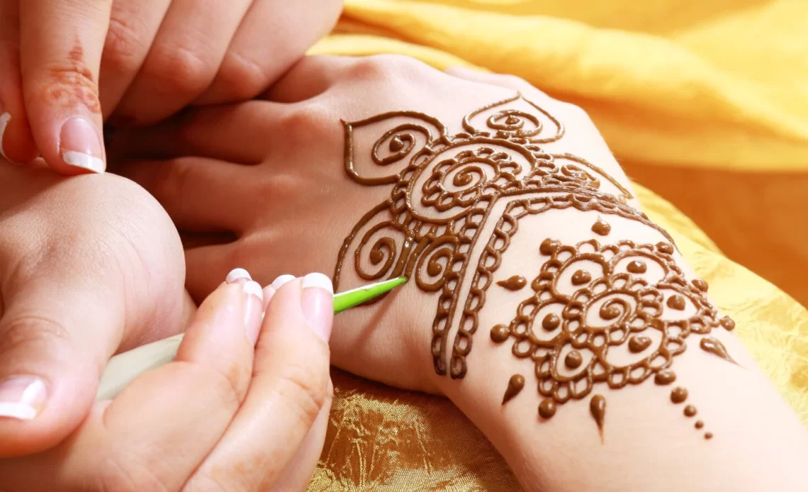 Know how the aroma and color of henna can boost your mental health!